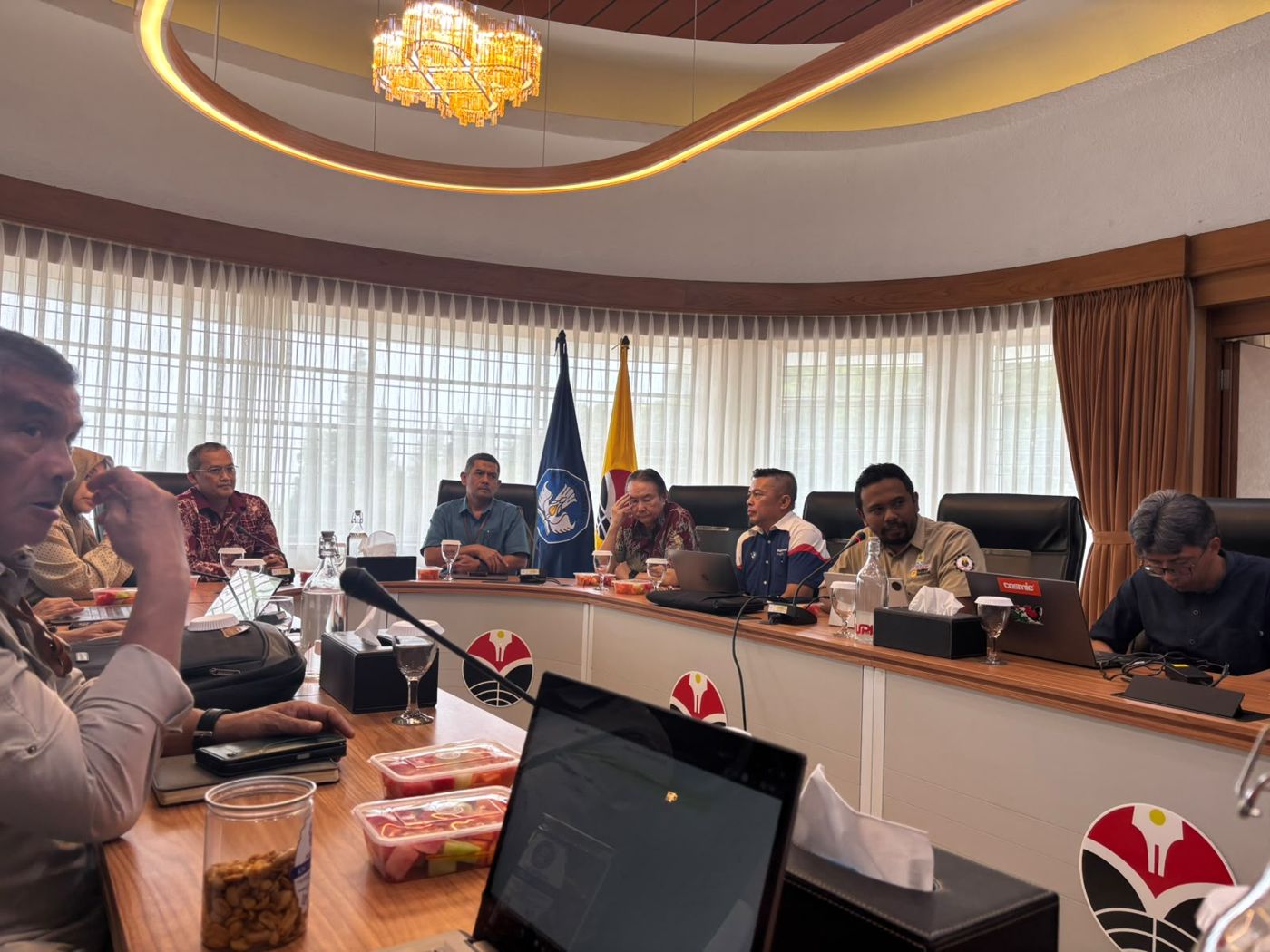 Discussion around the table in the UPI Rectorate meeting room